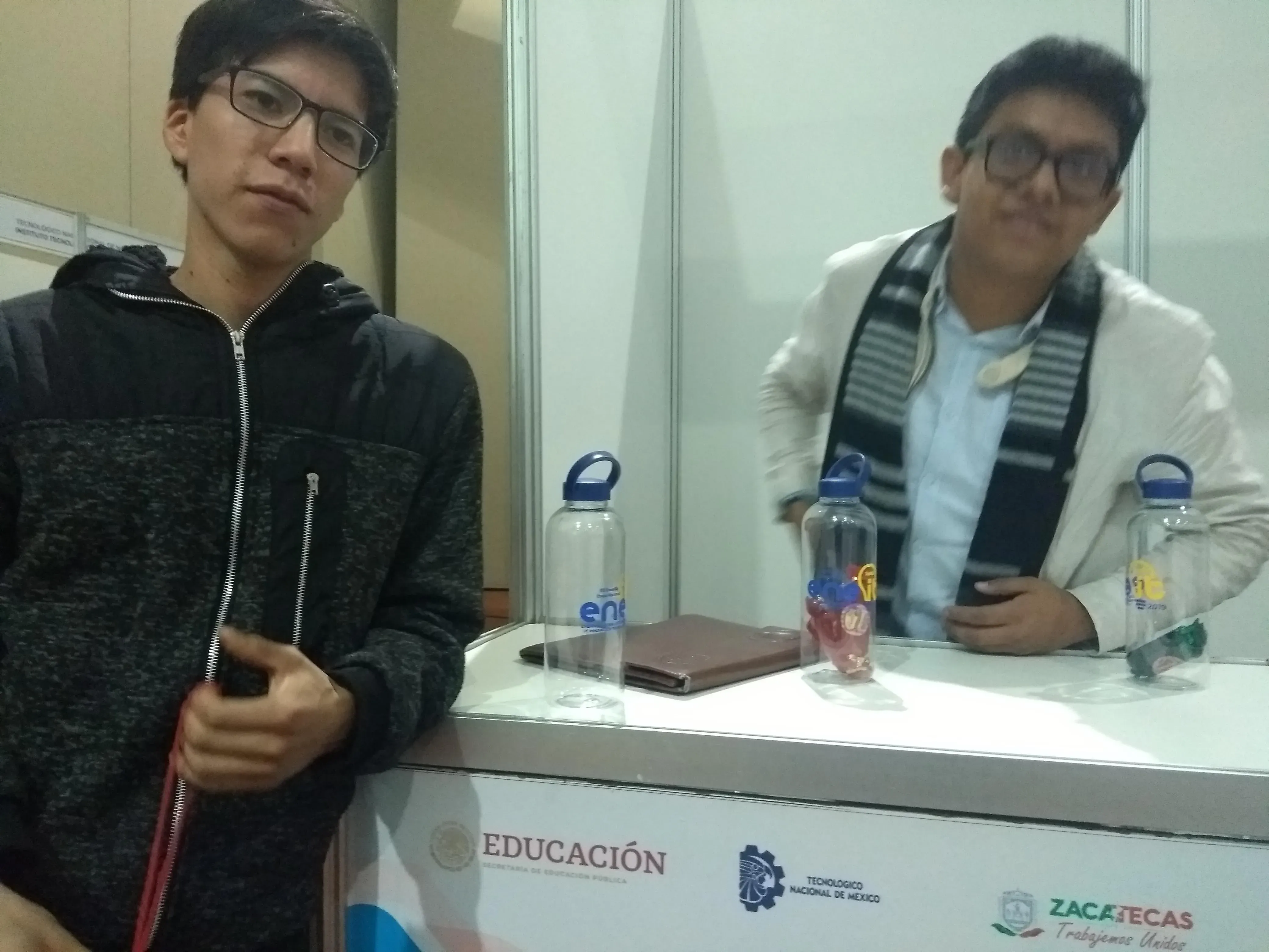 Integrantes del equipo durante el primer día, antes de montar el stand.