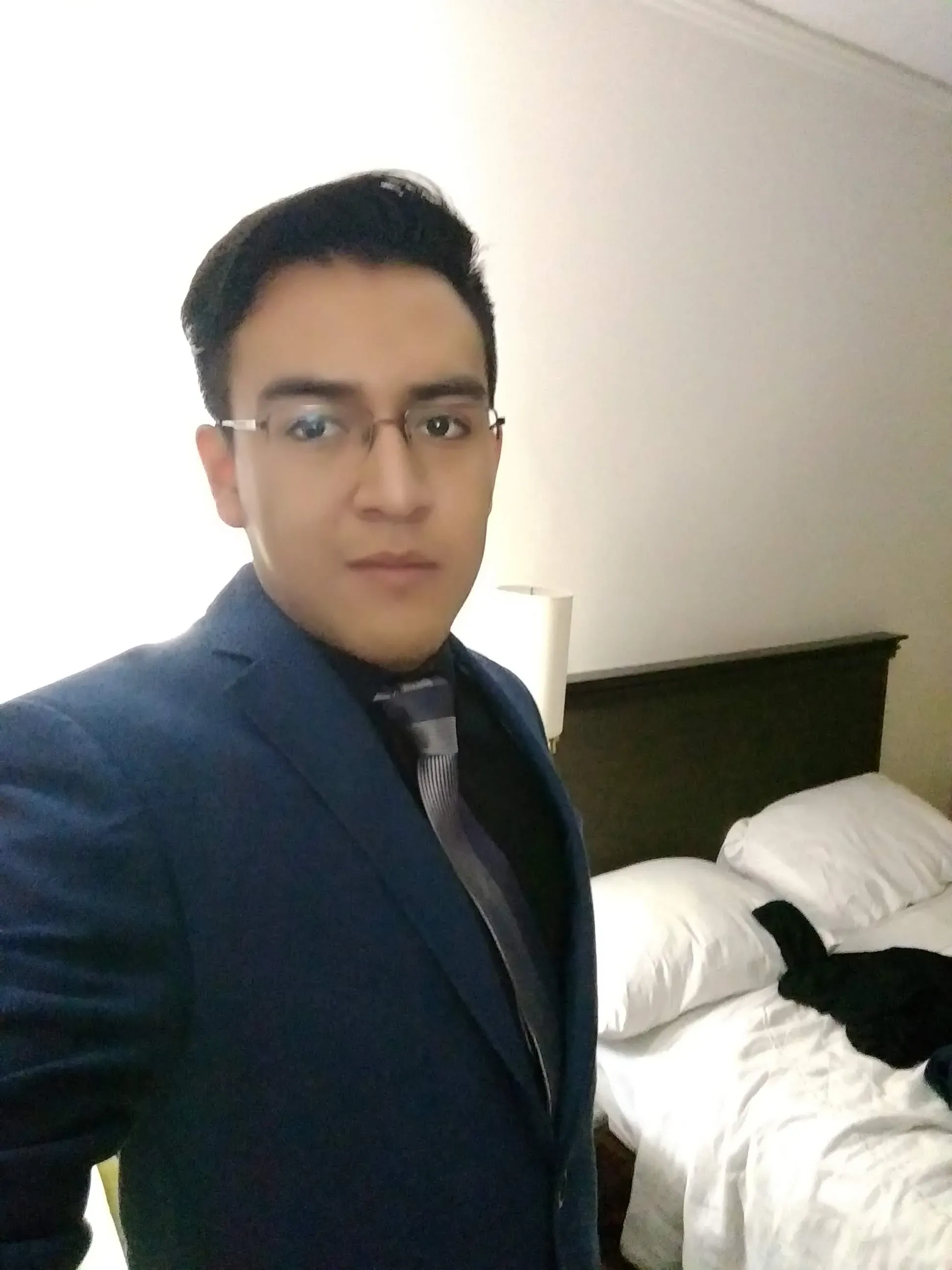 Jonathan Alexis Bello, listo en el hotel antes de las presentaciones.