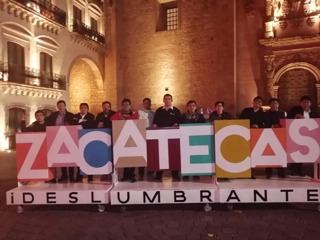 Foto de recuerdo del equipo junto a las letras de Zacatecas.