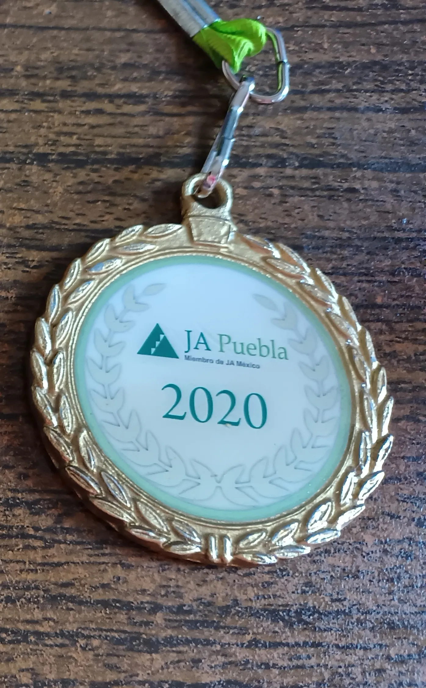 Medalla de participación y reconocimiento de JA Puebla 2020.